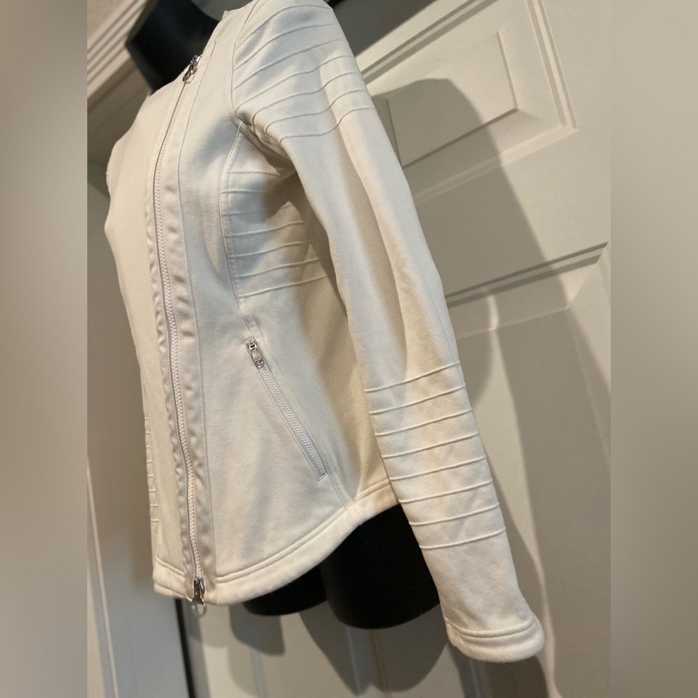 Athleta~Soft~Ivory~Form-Fitting~Asymmetrical Zip Closure~Light Jacket~Size XSP - Picture 4 of 16